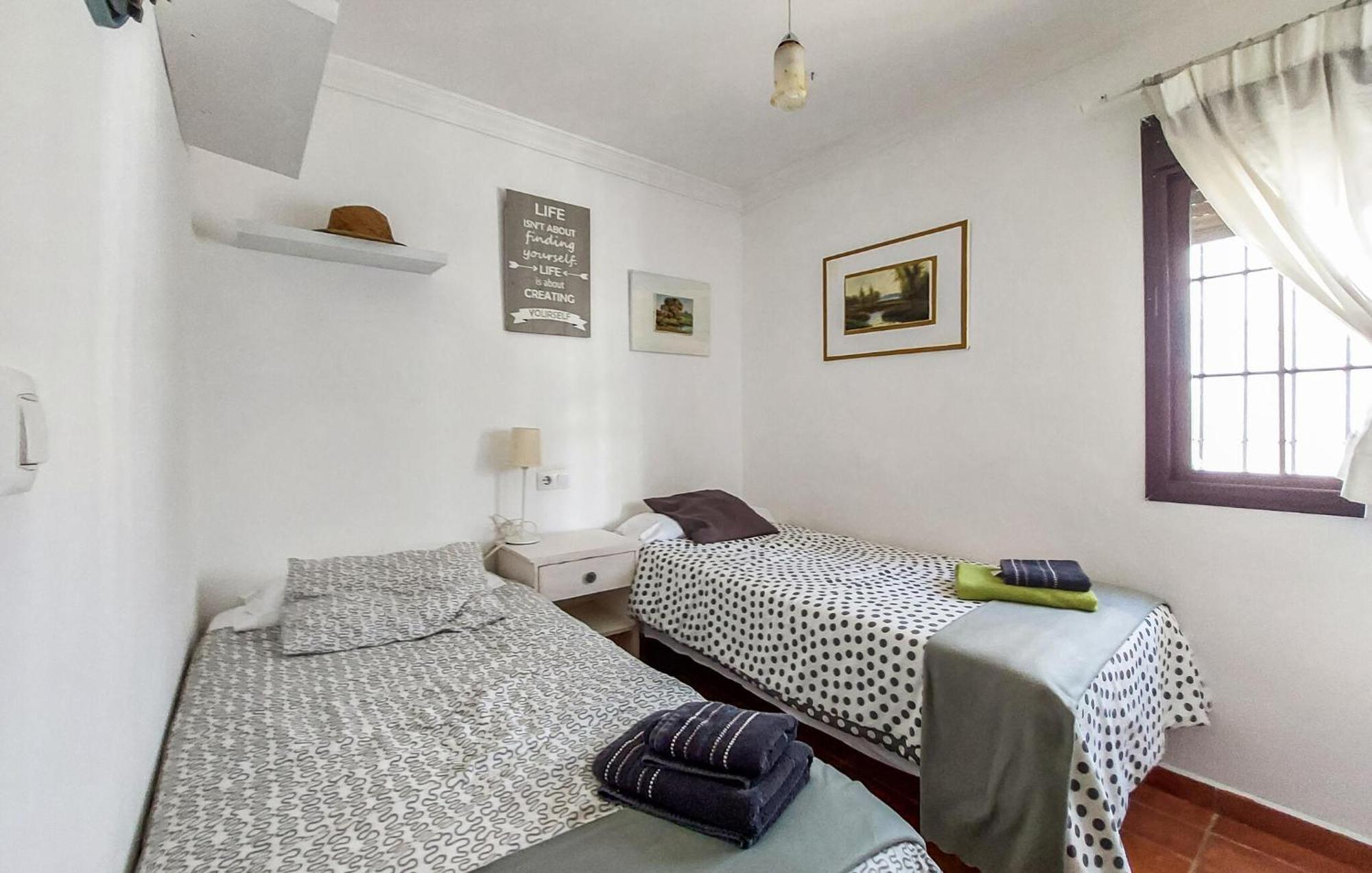 2 Bedroom Cozy Home In Грасалема Екстериор снимка